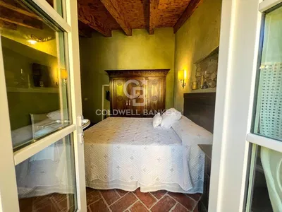 Obývací pokoj; dřevěná podlaha, přirozené světlo, moderní styl, vysoké stropy