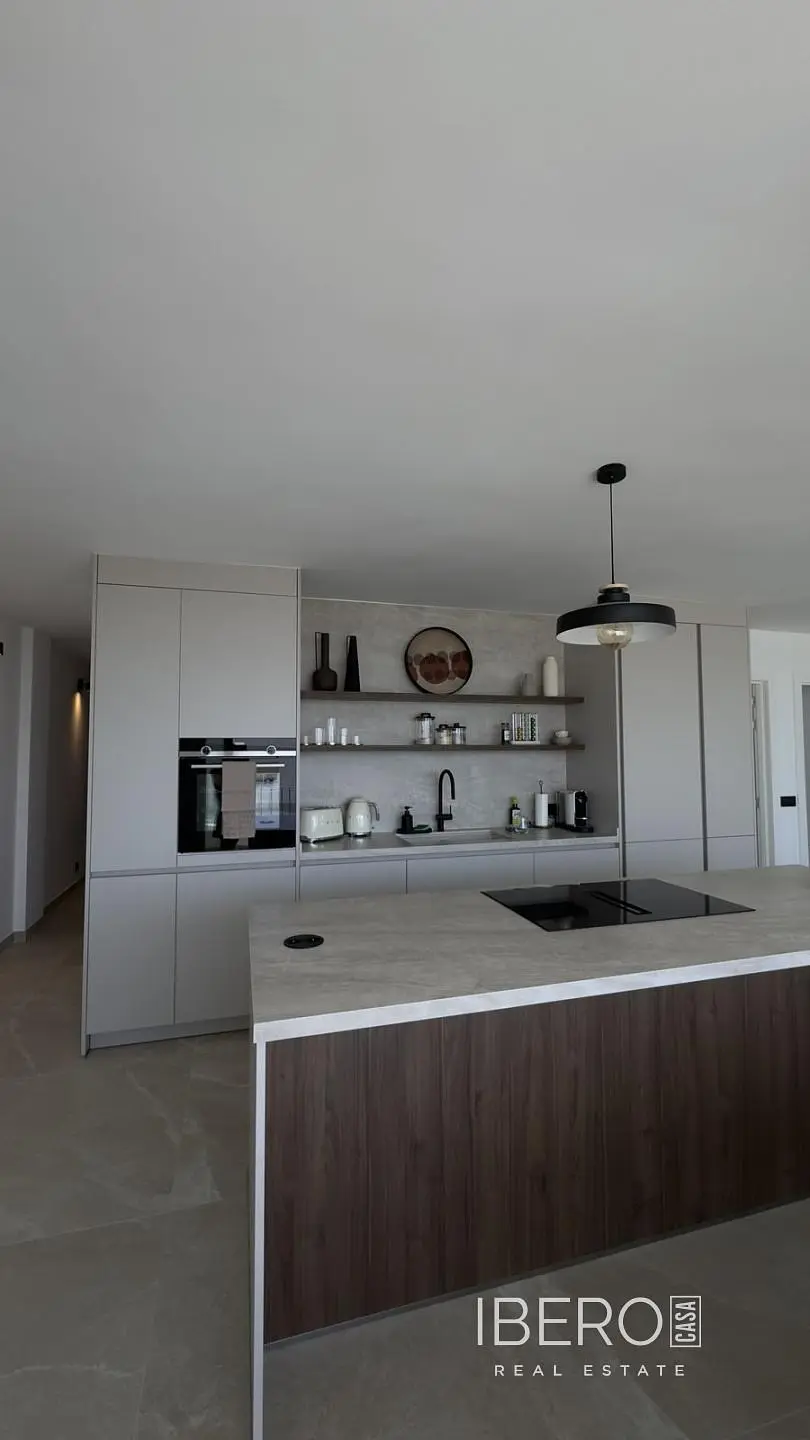 غرفة معيشة; أرضية خشبية, ضوء طبيعي, أسلوب عصري, أسقف عالية