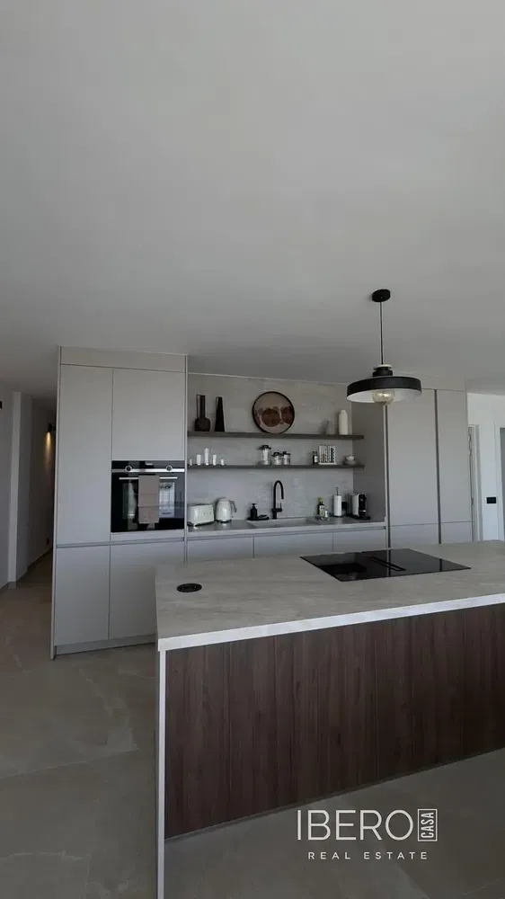 غرفة معيشة; أرضية خشبية, ضوء طبيعي, أسلوب عصري, أسقف عالية