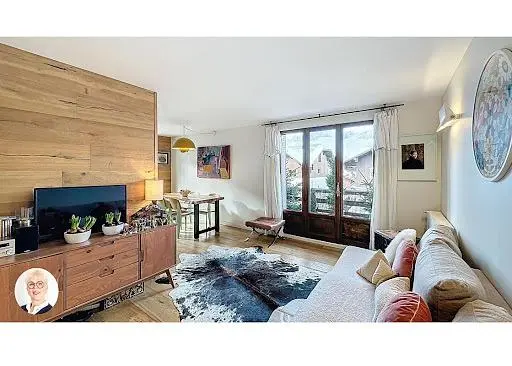 Living room; wood floor, natural light, modern style, high ceiling