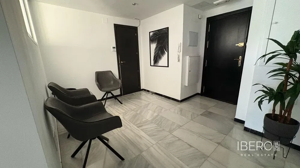 Salon; podłoga drewniana, światło dzienne, styl nowoczesny, wysokie sufity