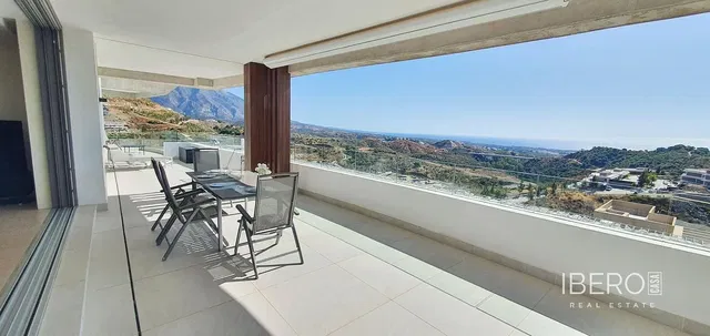 Wohnzimmer; holzboden, tageslicht, moderner stil, hohe decken