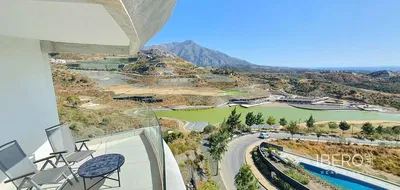 Salon; podłoga drewniana, światło dzienne, styl nowoczesny, wysokie sufity