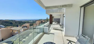 Salon; podłoga drewniana, światło dzienne, styl nowoczesny, wysokie sufity