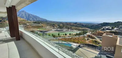 Salon; podłoga drewniana, światło dzienne, styl nowoczesny, wysokie sufity