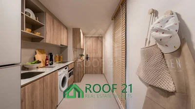 Salon; parquet, lumière naturelle, style moderne, hauteur sous plafond