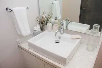 Cuisine; électroménager, parquet, lumière naturelle, style moderne, rénové