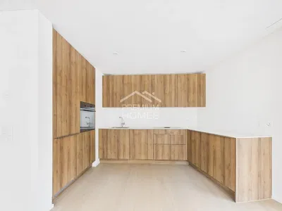 Oturma odası; ahşap zemin, doğal ışık, modern stil, yüksek tavan