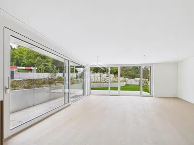 Mutfak; mutfak aletleri, ahşap zemin, doğal ışık, modern stil