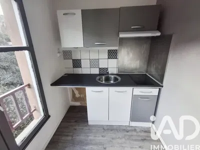 Living room; wood floor, natural light, modern style, high ceiling