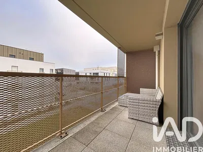 Living room; wood floor, natural light, modern style, high ceiling