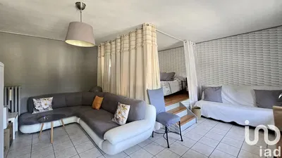 Wohnzimmer; holzboden, tageslicht, moderner stil, hohe decken