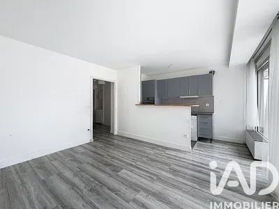 Κουζίνα; συσκευές κουζίνας, ξύλινο πάτωμα, φυσικό φως, μοντέρνο στυλ, ανακαινισμένο