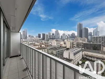 Σαλόνι; ξύλινο πάτωμα, φυσικό φως, μοντέρνο στυλ, ψηλά ταβάνια