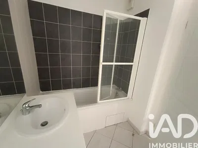 Salon; parquet, lumière naturelle, style moderne, hauteur sous plafond