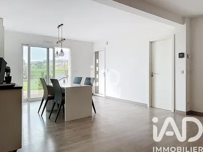 Salón; suelo de madera, luz natural, estilo moderno, techos altos