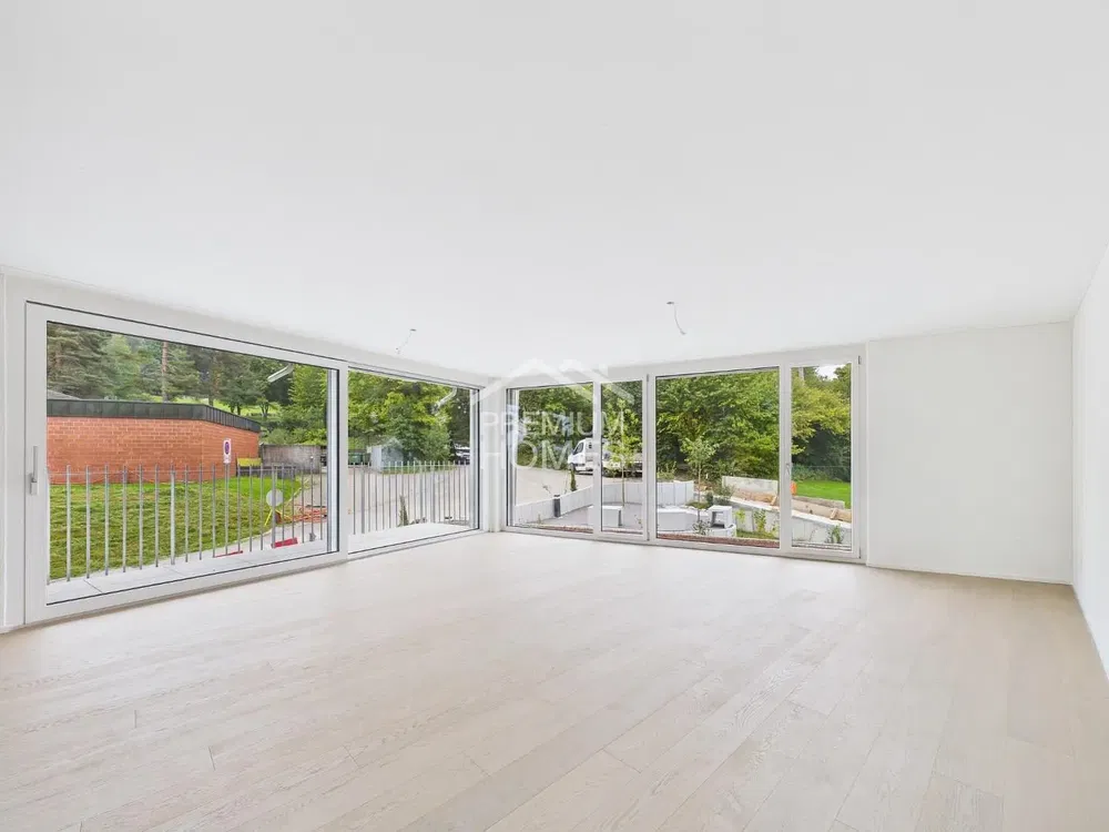 Σαλόνι; ξύλινο πάτωμα, φυσικό φως, μοντέρνο στυλ, ψηλά ταβάνια