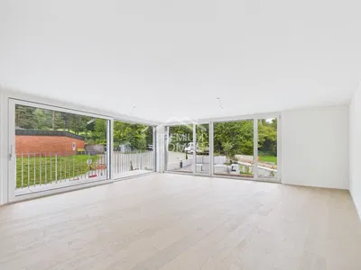 Σαλόνι; ξύλινο πάτωμα, φυσικό φως, μοντέρνο στυλ, ψηλά ταβάνια