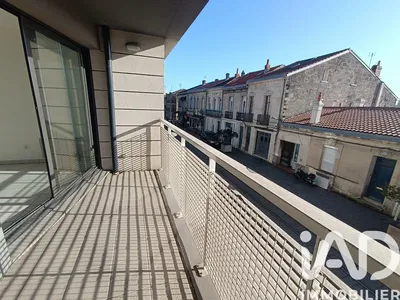 Salon; parquet, lumière naturelle, style moderne, hauteur sous plafond