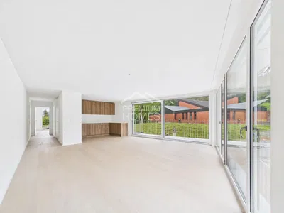 Σαλόνι; ξύλινο πάτωμα, φυσικό φως, μοντέρνο στυλ, ψηλά ταβάνια