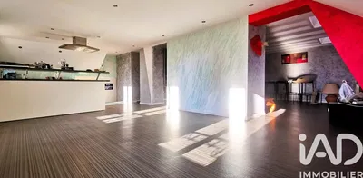 Кухиња; кухињски апарати, дрвени под, природно светло, модерни стил, реновиран