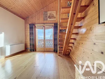 Soggiorno; pavimento in legno, luce naturale, stile moderno, soffitti alti