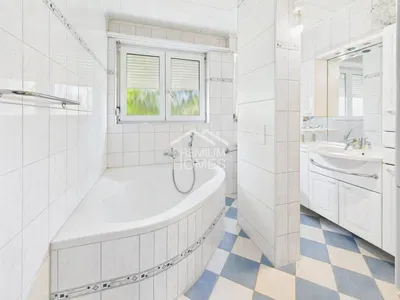 Salon; parquet, lumière naturelle, style moderne, hauteur sous plafond