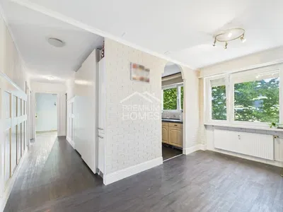 Salón; suelo de madera, luz natural, estilo moderno, techos altos