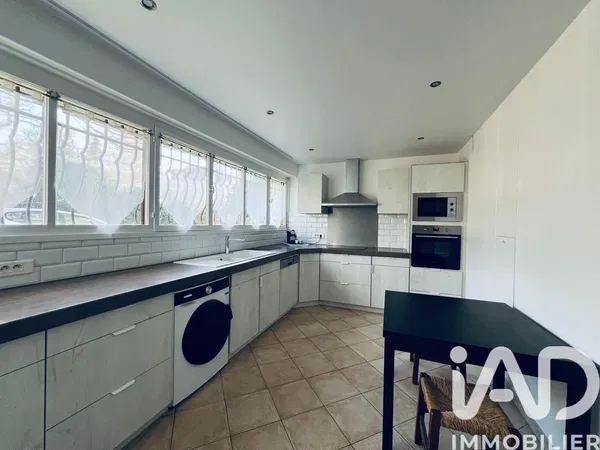 Кухиња; кухињски апарати, дрвени под, природно светло, модерни стил, реновиран