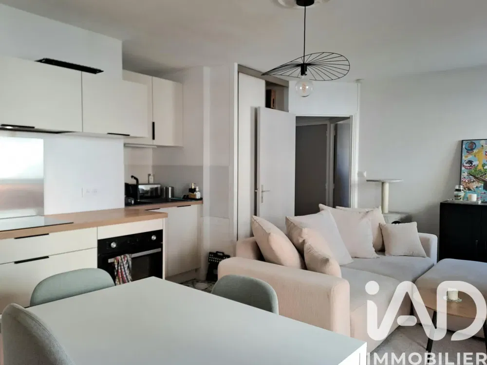 Obývačka; drevená podlaha, prirodzené svetlo, moderný štýl, vysoké stropy