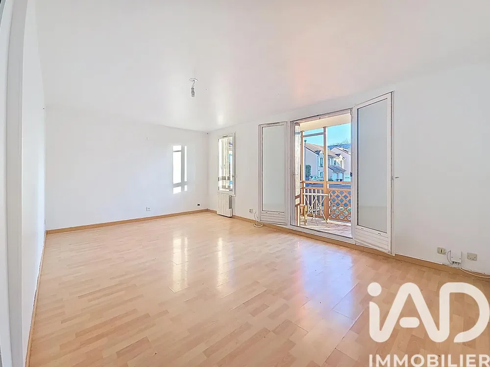 Дневна соба; дрвени под, природно светло, модерни стил, високи плафони