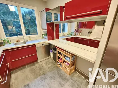 Oturma odası; ahşap zemin, doğal ışık, modern stil, yüksek tavan