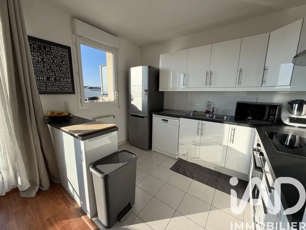 Σαλόνι; ξύλινο πάτωμα, φυσικό φως, μοντέρνο στυλ, ψηλά ταβάνια