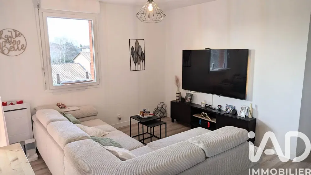 Salon; parquet, lumière naturelle, style moderne, hauteur sous plafond