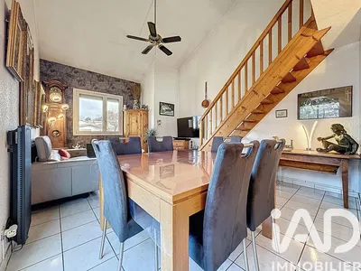 Salon; parquet, lumière naturelle, style moderne, hauteur sous plafond