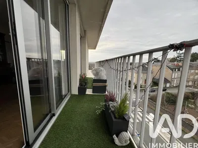 Дневна соба; дрвени под, природно светло, модерни стил, високи плафони