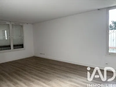 Salón; suelo de madera, luz natural, estilo moderno, techos altos