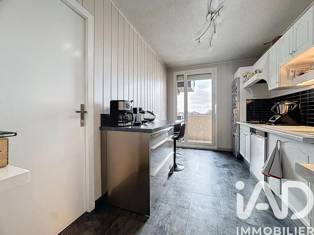 Salon; parquet, lumière naturelle, style moderne, hauteur sous plafond