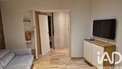 Salón; suelo de madera, luz natural, estilo moderno, techos altos