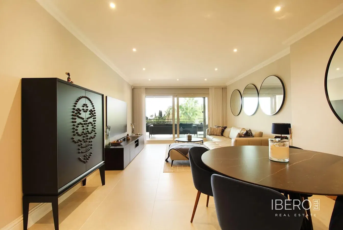 Wohnzimmer; holzboden, tageslicht, moderner stil, hohe decken