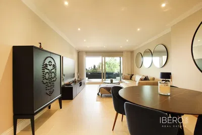 Salon; podłoga drewniana, światło dzienne, styl nowoczesny, wysokie sufity