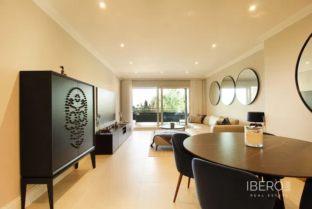 Wohnzimmer; holzboden, tageslicht, moderner stil, hohe decken