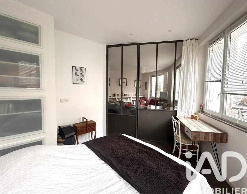 Salon; parquet, lumière naturelle, style moderne, hauteur sous plafond