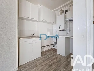 Salón; suelo de madera, luz natural, estilo moderno, techos altos