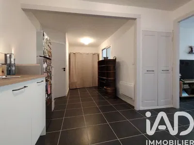 Дневна соба; дрвени под, природно светло, модерни стил, високи плафони