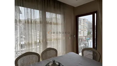 Living room; wood floor, natural light, modern style, high ceiling