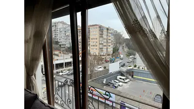 Wohnzimmer; holzboden, tageslicht, moderner stil, hohe decken