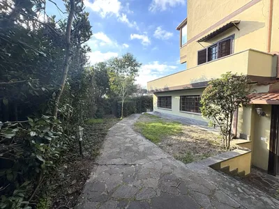 Oturma odası; ahşap zemin, doğal ışık, modern stil, yüksek tavan