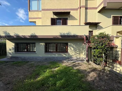 Wohnzimmer; holzboden, tageslicht, moderner stil, hohe decken