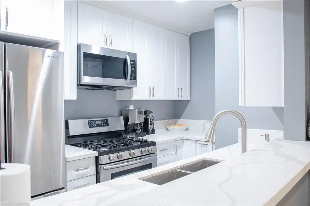 Cocina; electrodomésticos, suelo de madera, luz natural, estilo moderno, renovado